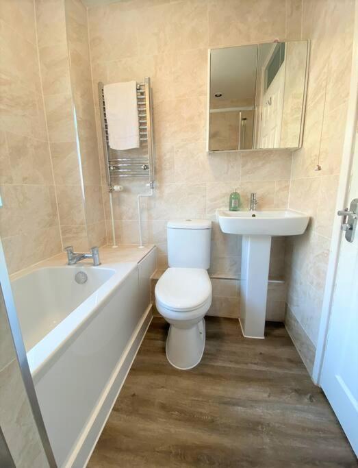 Apartmán Redhill Town Centre 3 Bed House Near Gatwick Airport, Easy Commute To London Exteriér fotografie