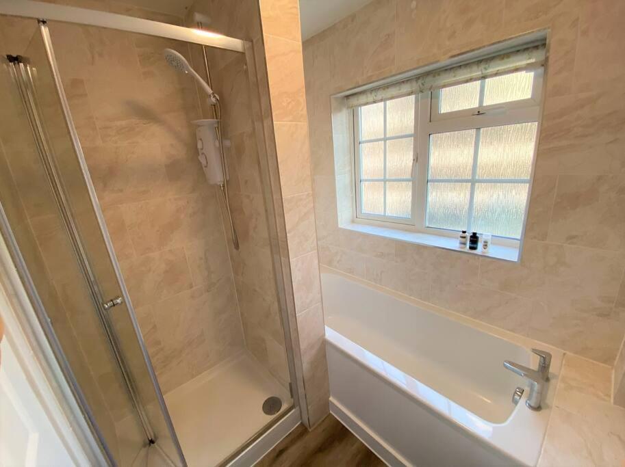 Apartmán Redhill Town Centre 3 Bed House Near Gatwick Airport, Easy Commute To London Exteriér fotografie